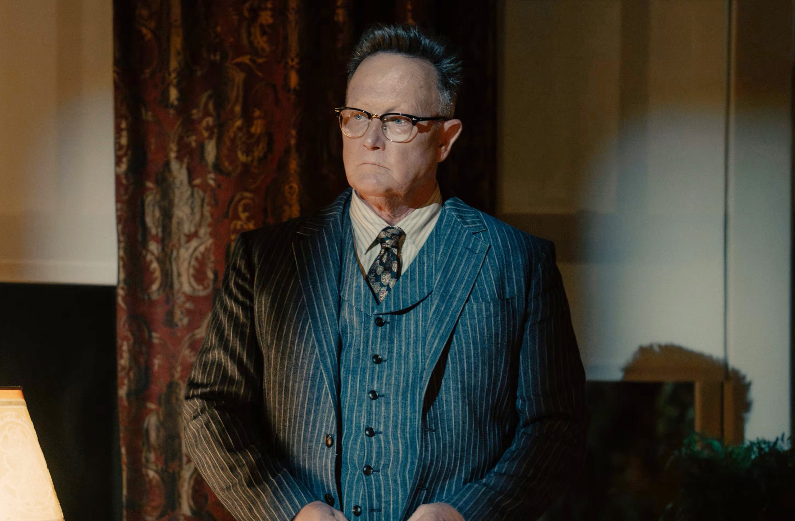 Aos 66 anos, ele contou que não pôde operar e vive sem o ligamento, fazendo exercícios para fortalecer a musculatura. 