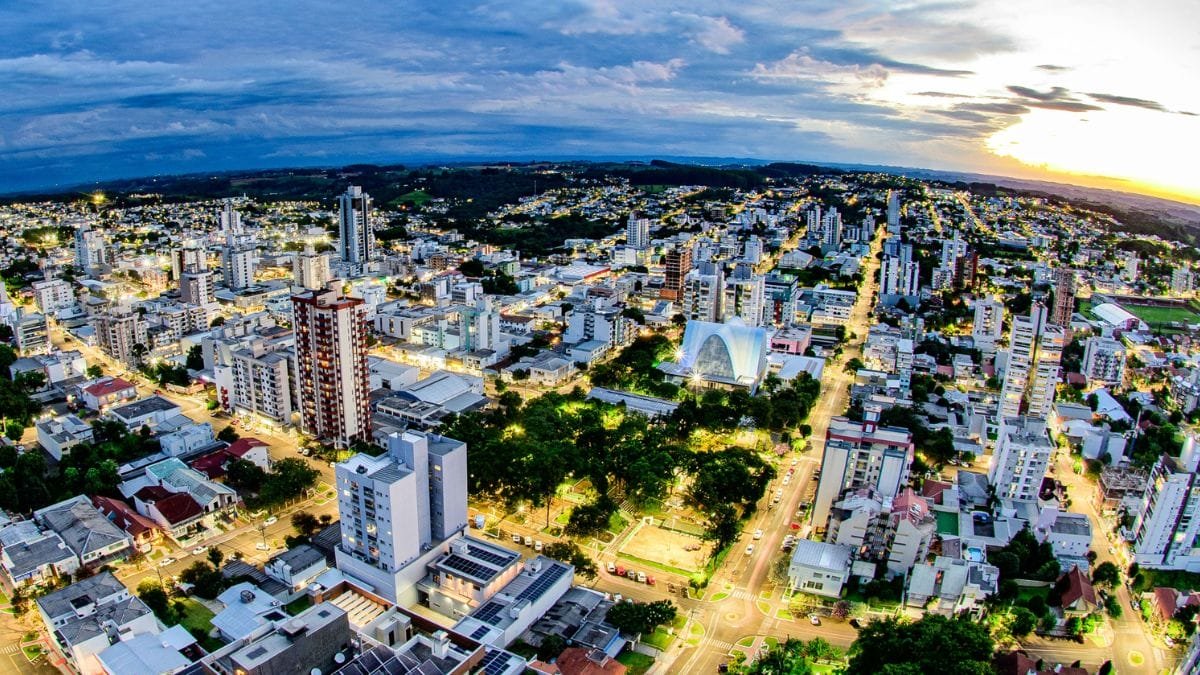 <p>São Miguel do Oeste (Santa Catarina) – No extremo oeste de Santa Catarina, é polo regional de saúde, educação e serviços, recebendo influência de cidades vizinhas. Sua área total é de 234,202 km² e a população estimada em 2022 era 44 330 habitantes; clima subtropical, forte presença industrial e agrícola.</p>
