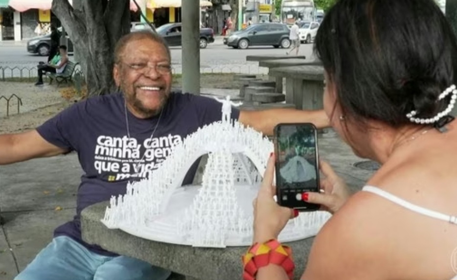 <p>Martinho da Vila, aliás, será homenageado com uma estátua monumental — em bronze e tamanho natural — erguida sobre uma coroa na Praça Barão de Drummond, em Vila Isabel, bairro que inspirou seu nome artístico.</p>
