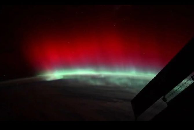 Astronauta detecta luzes vermelhas da aurora e faz registro raro