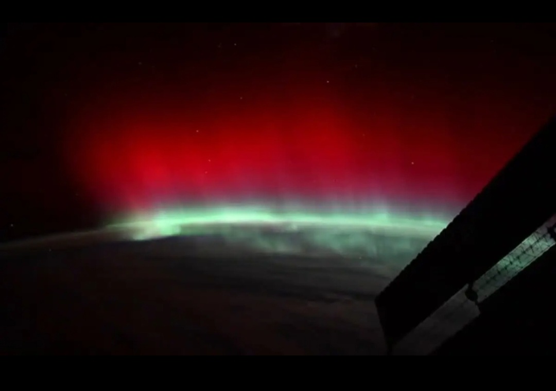 Astronauta detecta luzes vermelhas da aurora e faz registro raro