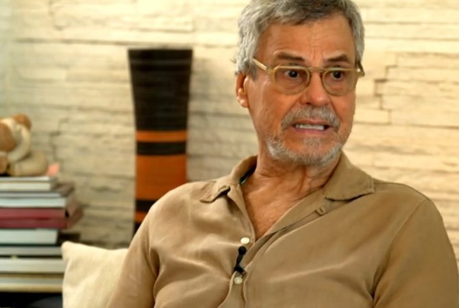Vitima de doença que tira a mobilidade, dançarino Carlinhos de Jesus se emociona e chora