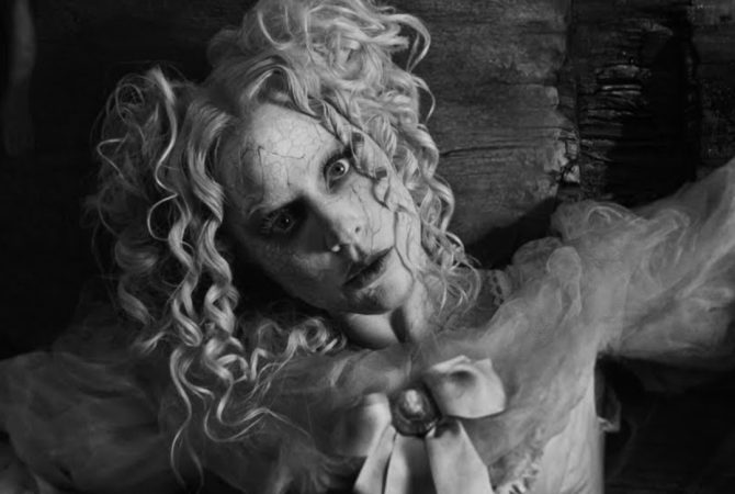 Inspirada em Wandinha, Lady Gaga arrepia o público com clipe sombrio em ilha macabra