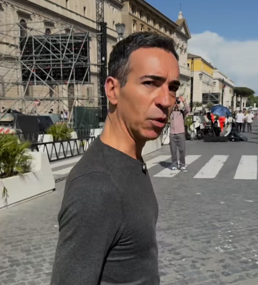 Na esfera pessoal, César Tralli foi casado com Cássia Ávila, de 2006 a 2007, depois com a jornalista Flávia Freire, até 2013.