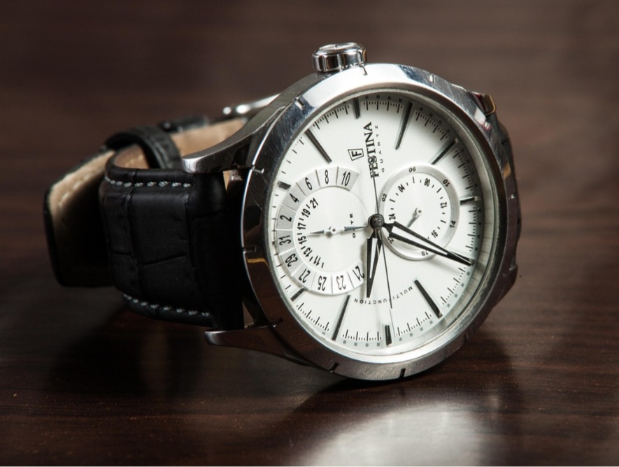 Os relógios mecânicos são os mais tradicionais e, normalmente, mais caros do que os de quartzo devido à habilidade e ao custo do trabalho exigidos para se criar uma peça complexa. 