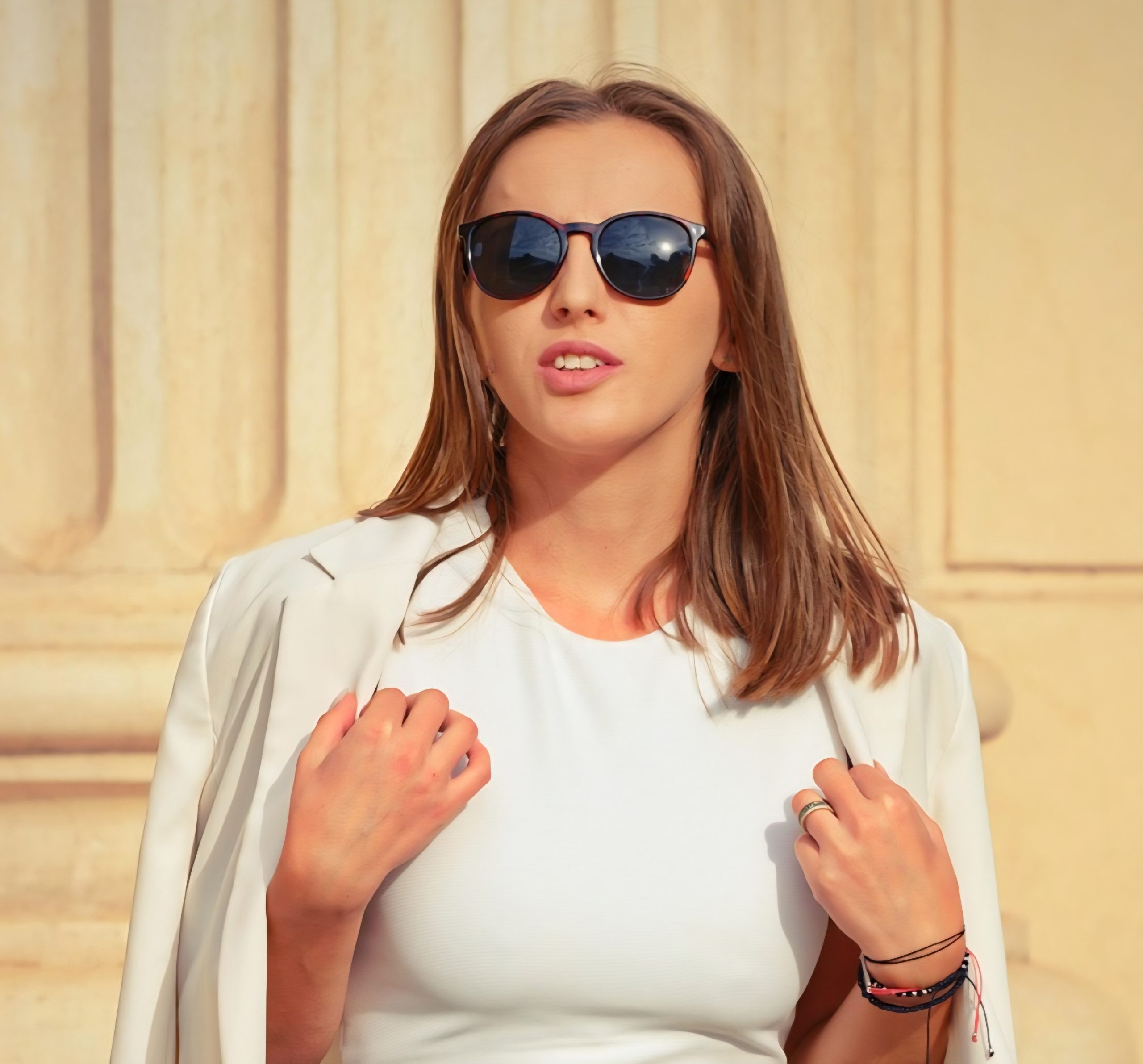 Outro ponto de atenção é a qualidade das lentes. As mal fabricadas podem causar distorções visuais, dores de cabeça e fadiga ocular. O ideal é buscar indicação profissional e priorizar produtos de procedência confiável. 
