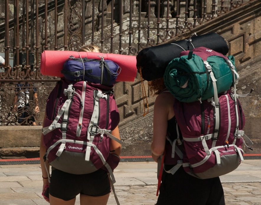 Em um contexto mais específico, a mochila pode representar a educação, o trabalho ou a liberdade e o sustento, ao ajudar o caminhante.