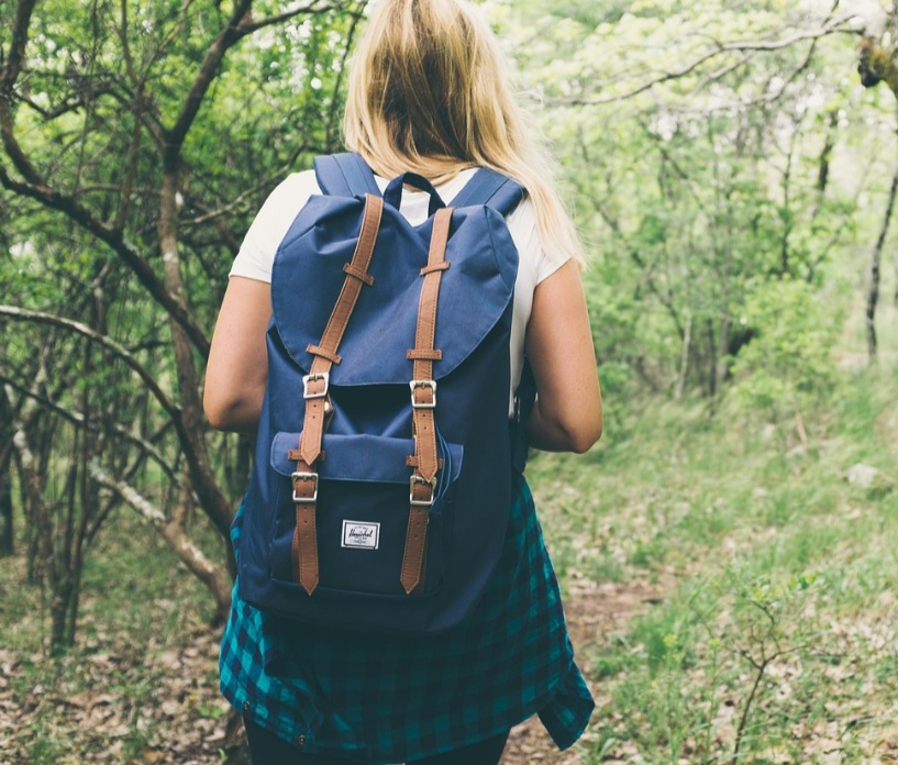 Carregar a mochila é um símbolo de se deslocar, manter-se em movimento e ter a liberdade para ir onde for preciso, sem a necessidade de um local fixo para guardar os bens, como é o caso da tenda do escoteiro. 