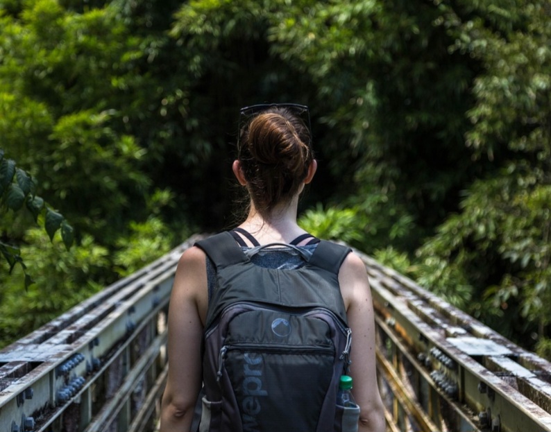 A mochila evoluiu para se tornar um acessório de moda, com designs e materiais variados que atendem a diferentes estilos e necessidades. 