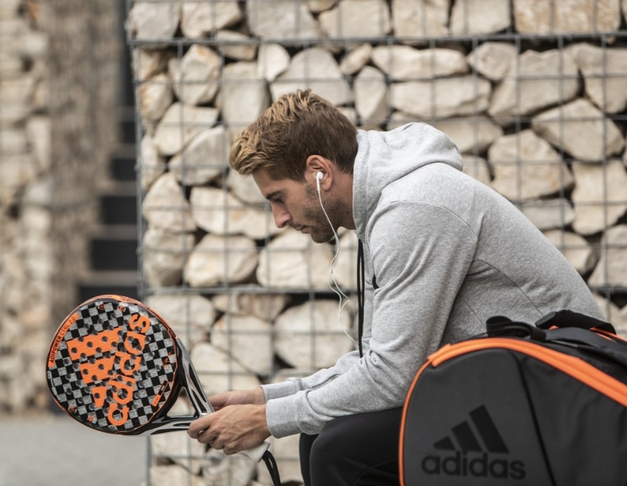 Entre os tipos, estão o circumaural, que circunda a orelha, e o supra-aural, colocado sobre a orelha. Além disso, existem o auricular, colocado na concha do ouvido externo, e o intra-auricular. no canal auditivo.