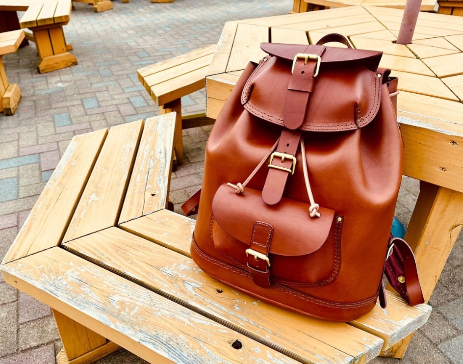 O conceito de carregar objetos nas costas vem da África antiga, com evidências do uso de sacos feitos de pele de animais por volta de 3.000 a.C. 