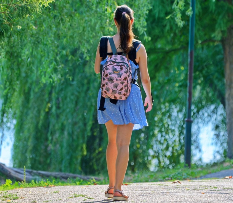 As roupas fazem diferença no conforto térmico. Peças leves, claras e de tecidos respiráveis facilitam a troca de calor com o ambiente.