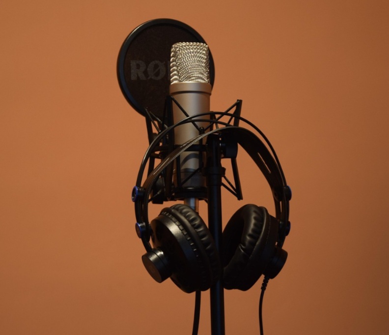 Os fones de ouvido são cruciais na música para o isolamento sonoro, pois permitem que músicos e cantores se concentrem na sua performance sem distrações. 