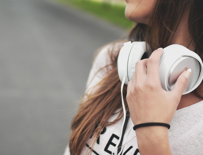 O lançamento dos fones Koss Pro/4 e a ascensão dos tocadores de cassete também impulsionaram o uso do acessório auricular. 