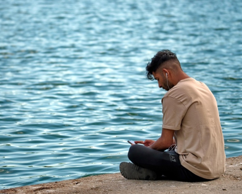 <p>Ansiedade e tensão são inimigos do sono reparador. Desse modo, técnicas de respiração e relaxamento podem ajudar a reduzir esses fatores, promovendo um ambiente interno mais propício ao descanso.</p>
