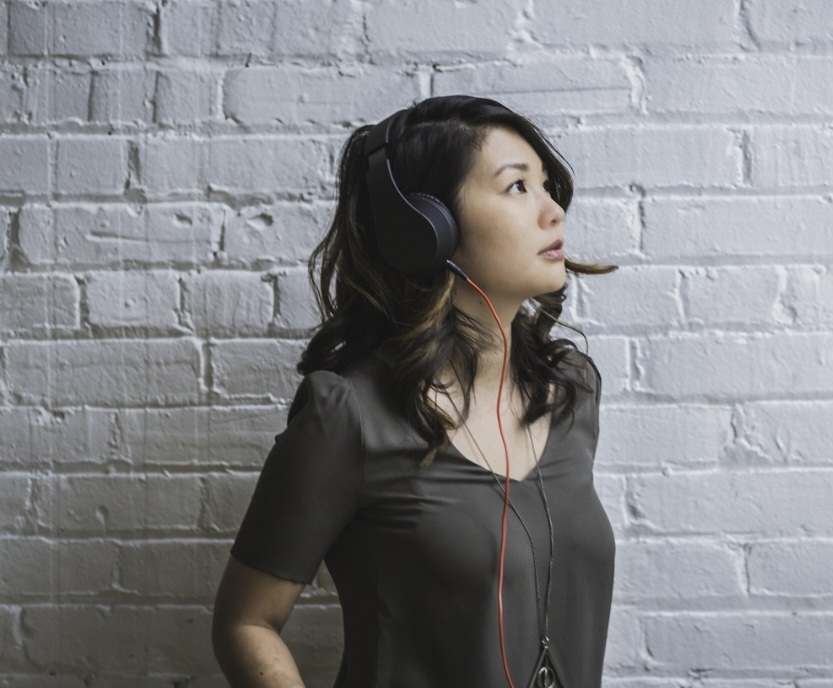 A Apple revolucionou o mercado com os fones de ouvido menores que vieram com os iPods. Eles aumentaram a portabilidade e popularidade desses objetos, ainda mais com o avanço da tecnologia.