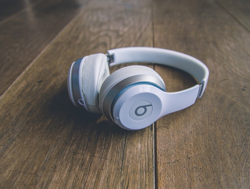 Por outro lado, o uso prolongado e em volume alto de fones de ouvido é uma grande preocupação para a audição, o que pode causar perda auditiva irreversível, zumbido e hipersensibilidade a sons.