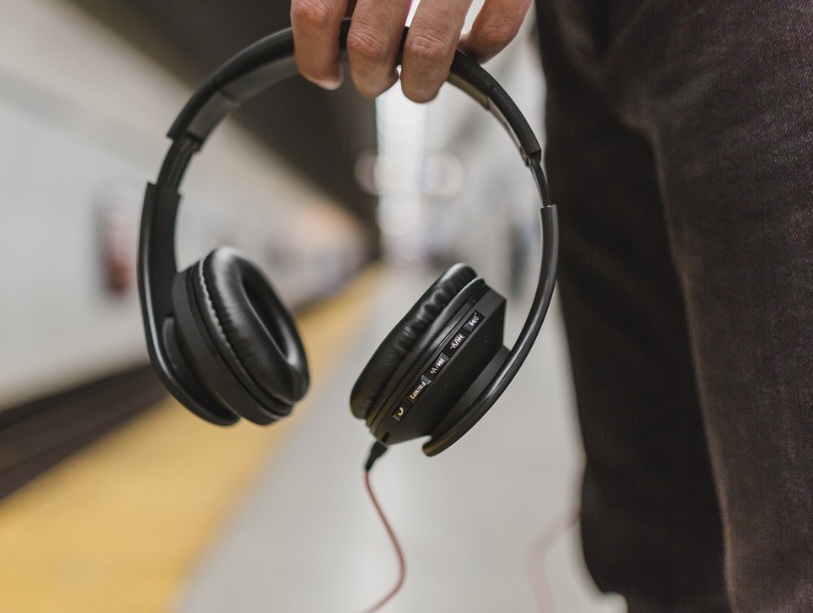 Perda auditiva induzida por ruído é causada por sons acima de 85 decibéis, que são danosos às células auditivas, sendo algo irreversível.