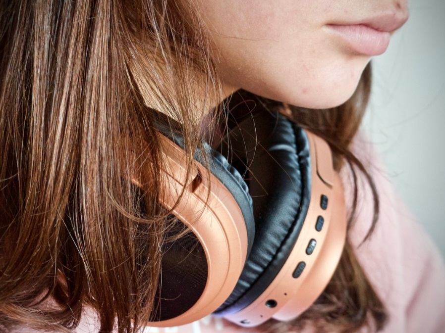 Fones atuais incluem tecnologias como cancelamento de ruído ativo e até condução óssea, algo que mostra um avanço contínuo na tecnologia e na qualidade do som. 