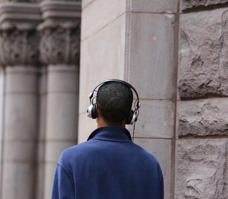Desse modo, a empresa BrDynamic lançou os primeiros fones de ouvido comerciais, mais leves e portáteis, algo que contribuiu para a expansão deste objeto no mercado.