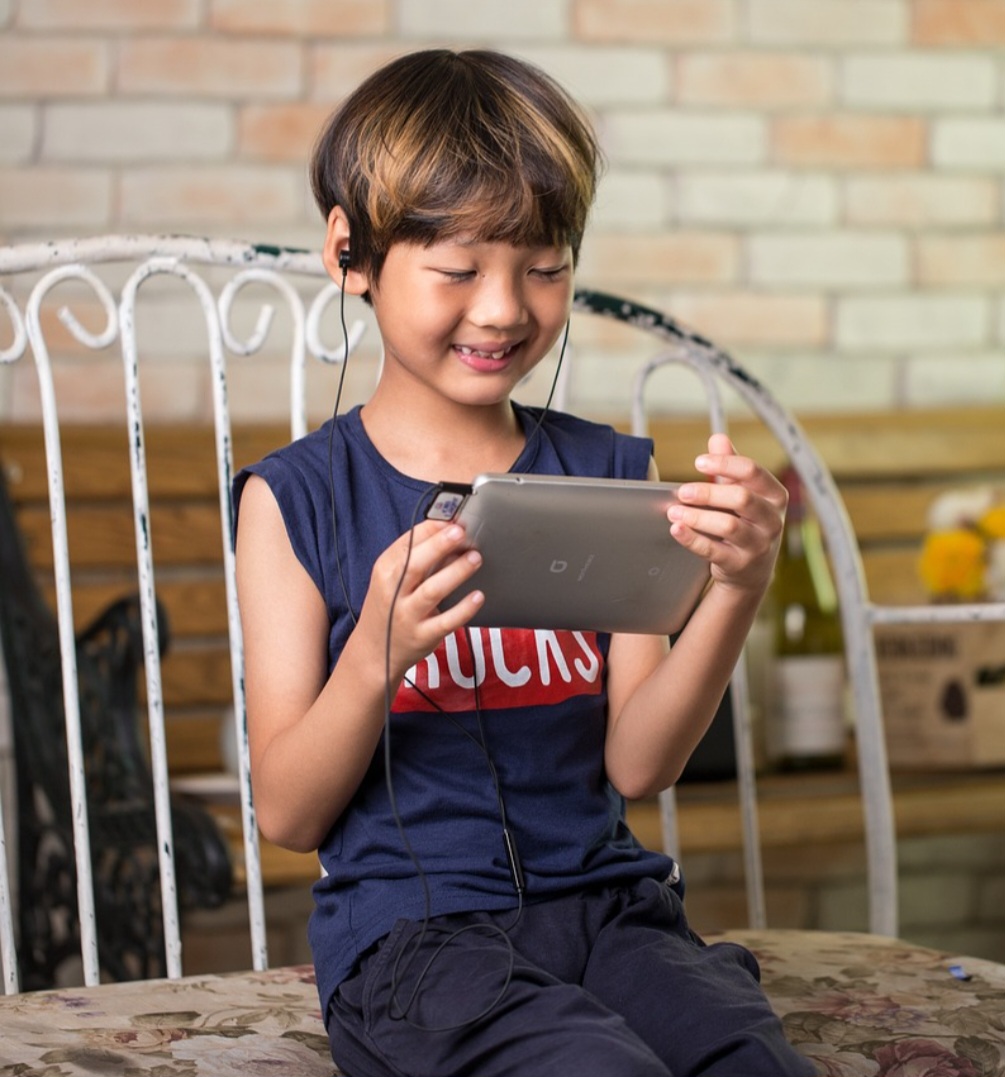 Fones de ouvido tornam-se mais populares entre o público em geral à medida que a tecnologia melhorou e os preços despencaram. 