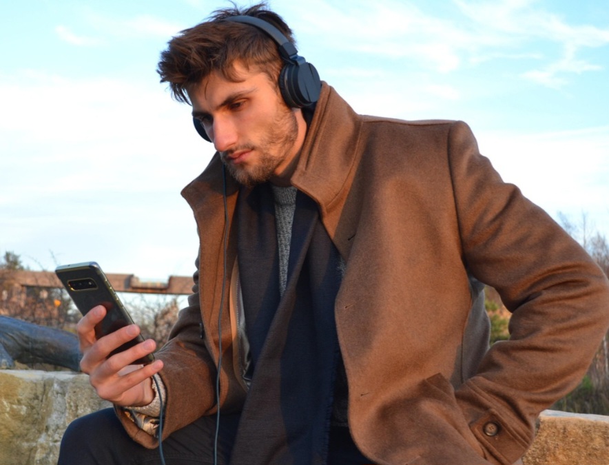 O produto se popularizou em 1958, quando John C. Koss e Martin Lange inventaram o primeiro modelo estéreo, com o objetivo de ajudar os usuários a ouvirem suas músicas sem perturbar as pessoas que estivessem no mesmo ambiente.