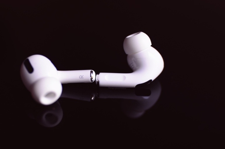 Fones sem fio, como os Bluetooth, tornaram-se muito populares devido Ã  sua conveniÃªncia e praticidade e trouxeram a possibilidade de trazer efeitos sonoros interessantes em objetos cada vez menores. 