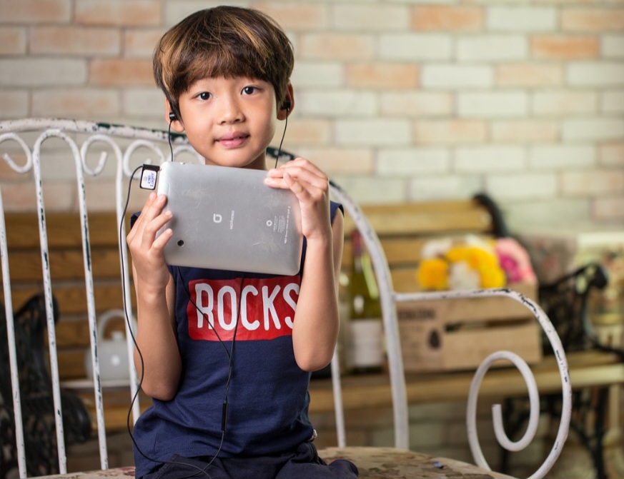 O lançamento dos Walkmans popularizou os fones de ouvido portáteis, tornando-os um acessório de consumo em massa