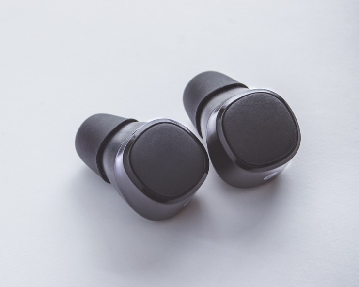 Além disso, são essenciais para o retorno de palco, já que garantem que eles ouçam sua voz,  afinação dos instrumentos,, ritmo e dinâmica.