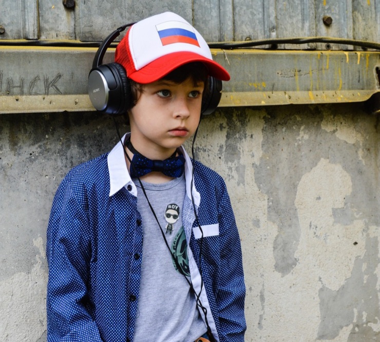 Podem ser categorizados em headphones, apoiados na cabeça, e earphones, apoiados nas orelhas. O estilo depende do gosto pessoal, mas ambos trazem variações e tecnologias cada vez mais avançadas. 