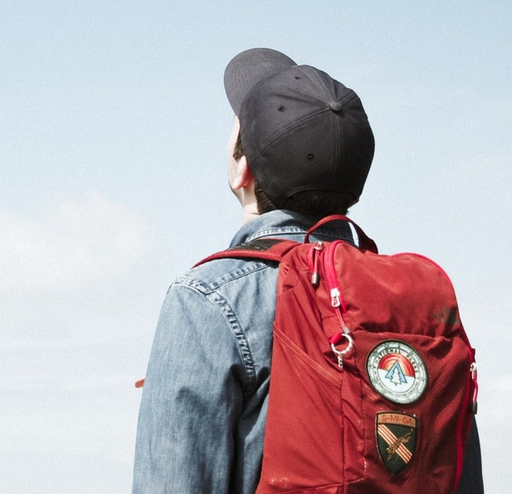 Além do uso escolar, as mochilas tornaram-se bolsas para o dia a dia, adaptadas para o transporte de laptops e outros itens urbanos.