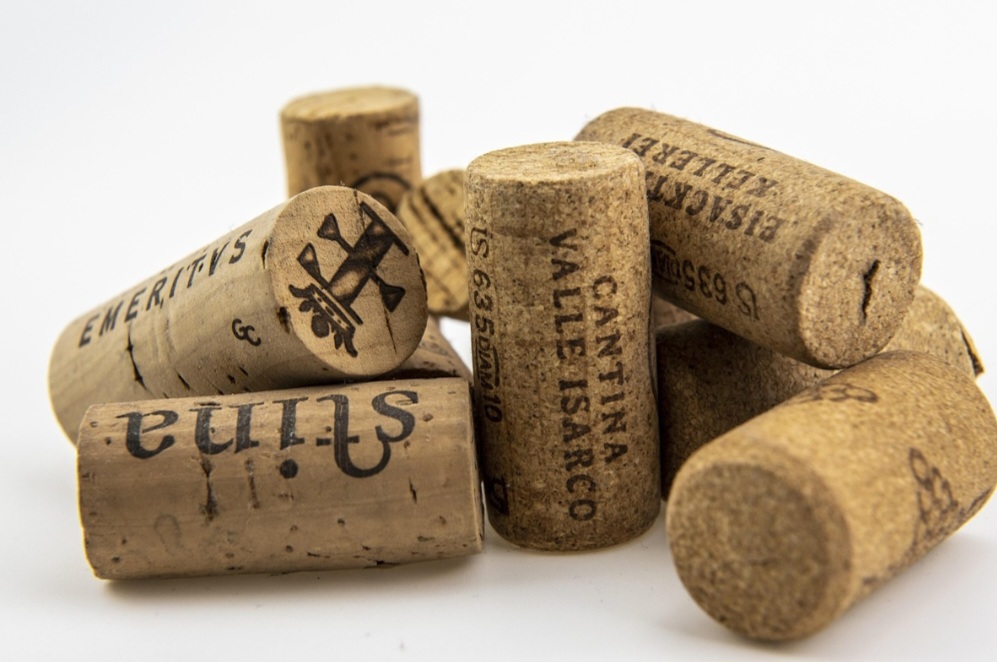 Ainda no século XIX, surgiram as primeiras máquinas para fabricação de rolhas no Reino Unido. Em seguida, vieram as rolhas aglomeradas, feitas com resíduos de cortiça. As de duas peças aumentam a versatilidade e a produção.