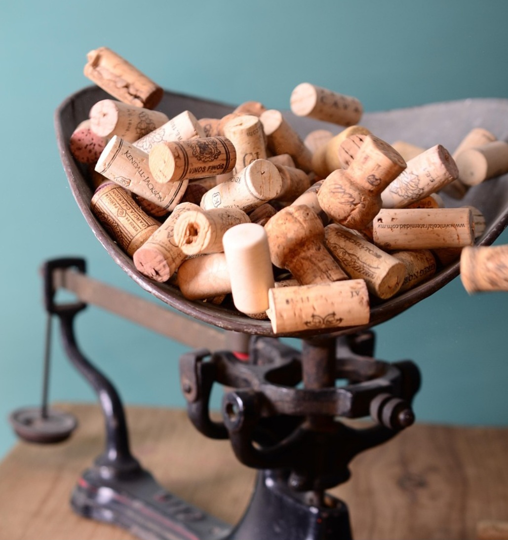 A cortiça é porosa e absorve a umidade e odores. Colocar rolhas em gavetas, armários e geladeiras ajuda a combater o mofo e o mau cheiro.