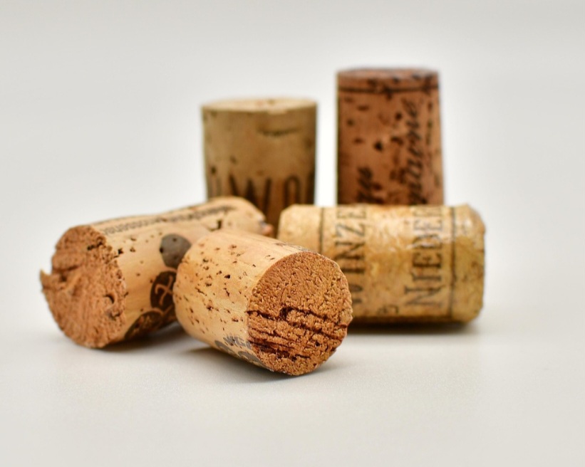 O país se tornou um centro de produção em larga escala de rolhas de cortiça nos séculos XVIII e XIX, o que contribuiu para o desenvolvimento e a disseminação do uso da rolha na indústria vinícola. 