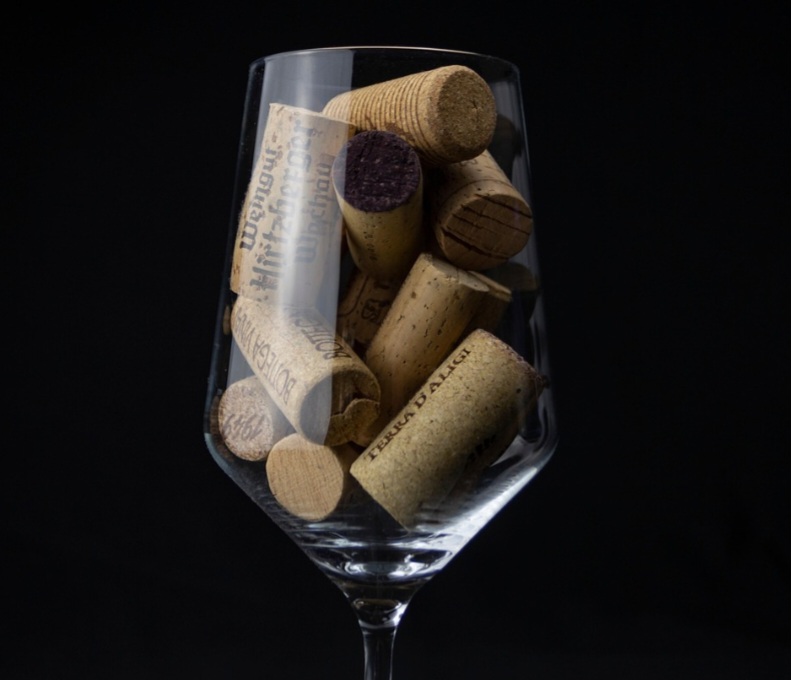 Rolhas podem ser usadas como protetoras para os pés de móveis, cadeiras e vasos, prevenindo riscos no chão e outras superfícies.