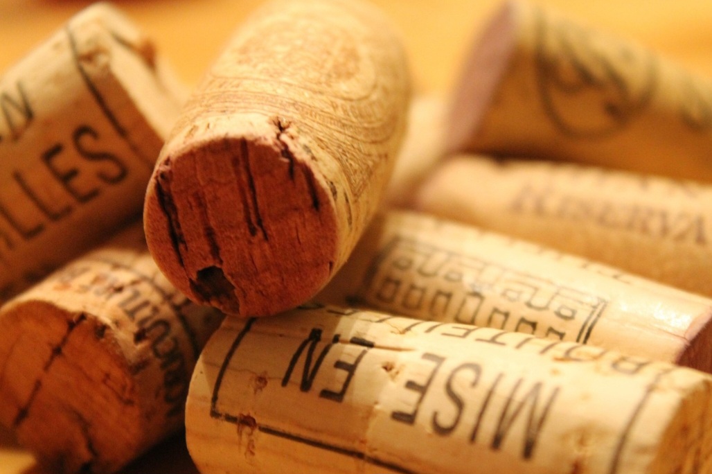 A cortiça é extraída da casca do sobreiro, uma árvore típica da região mediterrânea. Portugal é um dos maiores produtores mundiais de cortiça, com extensas florestas de sobreiros.