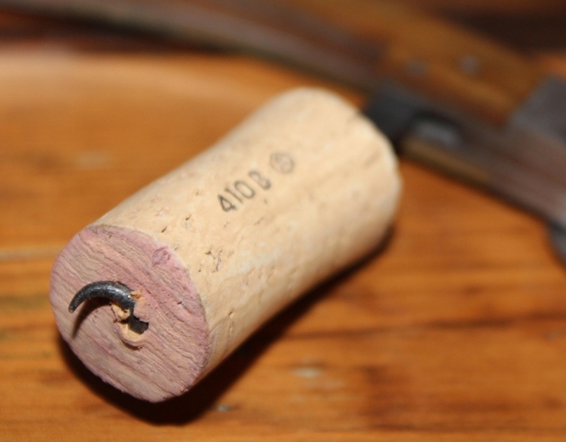 Civilizações antigas, como os egípcios, gregos e romanos, já utilizavam a cortiça para diversas finalidades, incluindo vedar recipientes e fabricar artefatos.