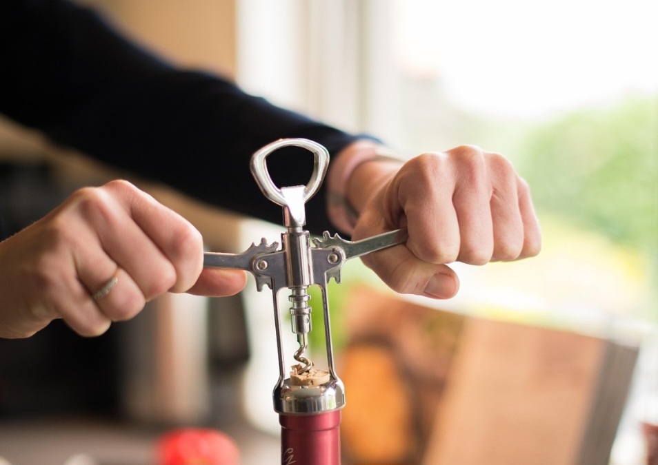 O uso de rolhas de cortiça para vedar vinhos só se tornou eficiente com a padronização da garrafa de vidro, a partir do século XVII.