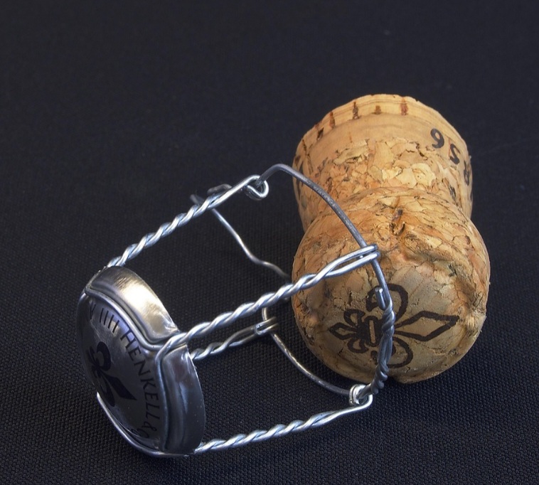 Até meados do século XVII, os viticultores franceses não utilizavam rolhas de cortiça, mas antes de madeira, envoltas em panos de cânhamo impregnados de óleo, por vezes, seladas com cera.