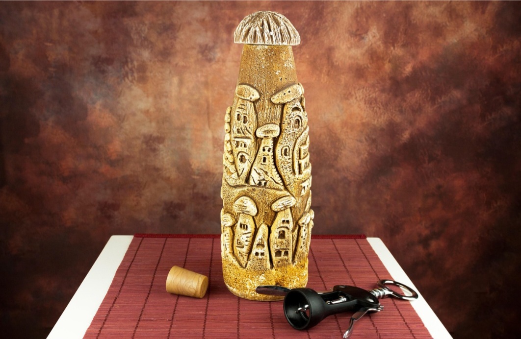 Além de serem uma forma de reutilizar e reciclar um item que seria descartado, a cortiça é versátil, fácil de manusear e tem uma textura natural que adiciona um toque rústico e aconchegante às peças. 