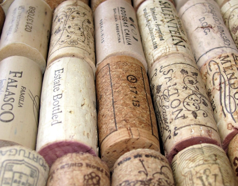 Estas rolhas se associam mais frequentemente aos vinhos de alta qualidade, especialmente porque as alternativas e sintéticas, por sinal mais baratas, usam-se mais comumente nos vinhos de mais baixo custo.