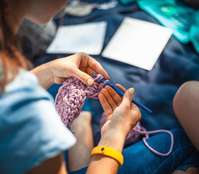 Terapia, renda e inovação: a contribuição do tricô para a sociedade