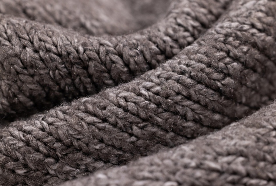 Além de ser um hobby, o tricô também é uma forma de socialização, com grupos de tricô e projetos beneficentes que criam conexões e apoiam causas sociais. 