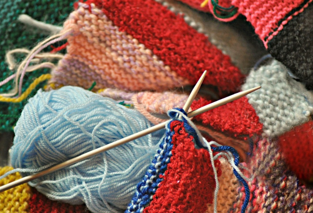 O tricô continua a ser uma forma de expressão criativa e um passatempo terapêutico, contribuindo para o bem-estar físico e mental. 