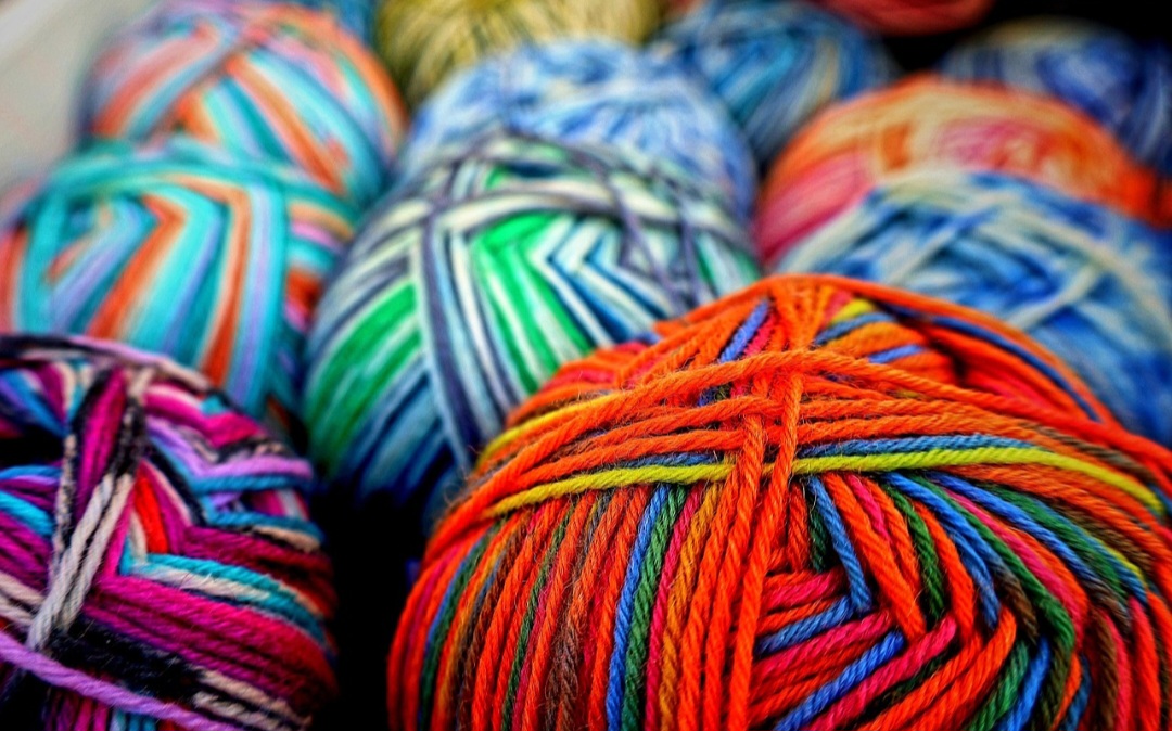 Após os anos 1950, o tricô evoluiu de um passatempo doméstico para um elemento da moda de alta-costura e, mais recentemente, um fenômeno global impulsionado pela internet e pelas redes sociais.