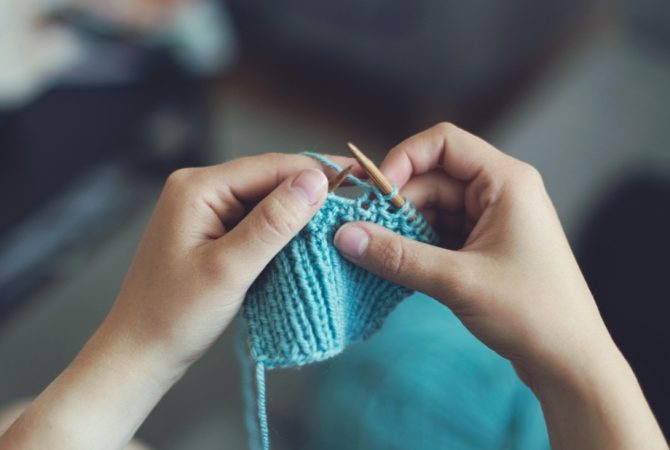 Forma de terapia, renda e inovação: a contribuição do tricô para a sociedade
