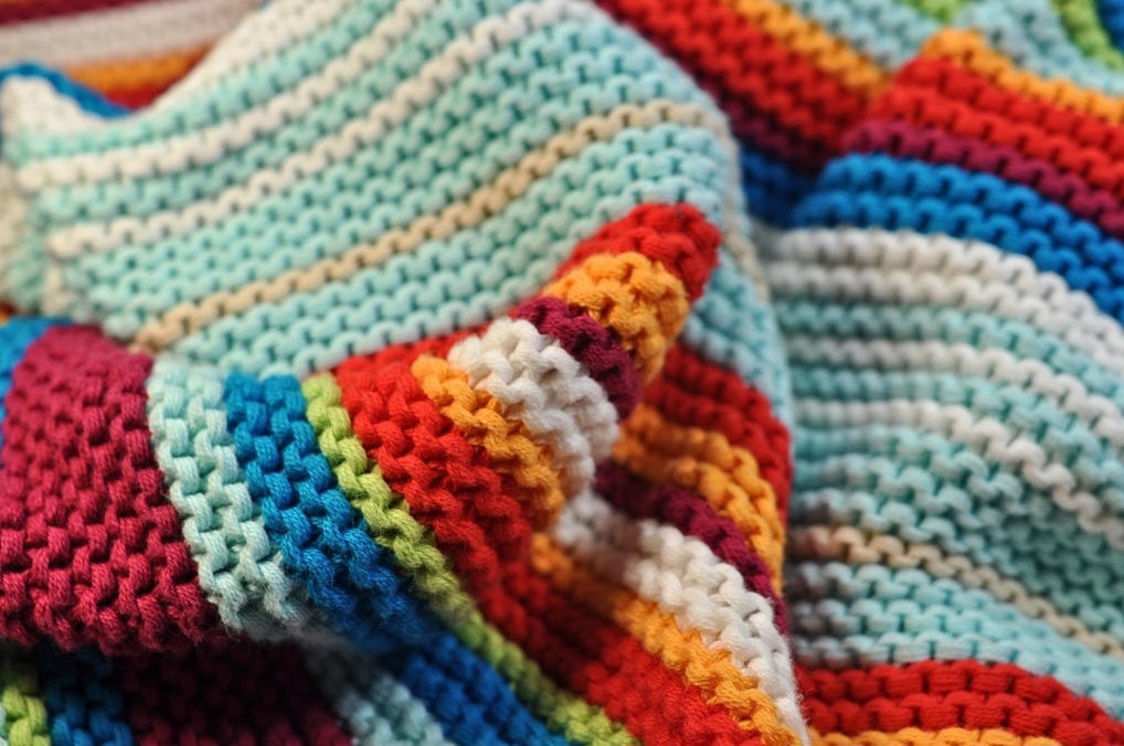 Na Idade Média, a técnica foi usada pela nobreza e pela igreja, com exemplos como capas de travesseiro encontradas em túmulos de nobres espanhóis. 