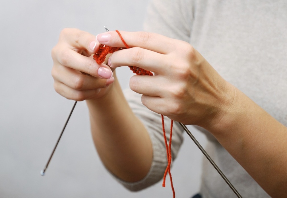 O crescimento da popularidade do tricô está alinhado com a moda sustentável, promovendo a produção de peças artesanais, a reutilização de fios e a redução do consumo de produtos fabricados em massa. 