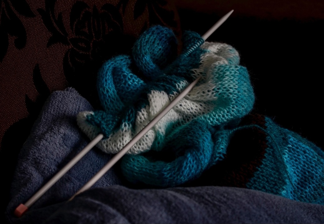 É também uma ferramenta social que combate o isolamento, fortalece laços de amizade e pode ser uma fonte de apoio para quem precisa ou até uma fonte de renda. 