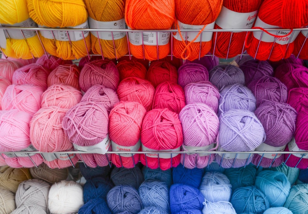 Ao chegar à Europa e, posteriormente, ao mundo da moda, impulsionou a invenção da primeira máquina de tricô por William Lee em 1589. 